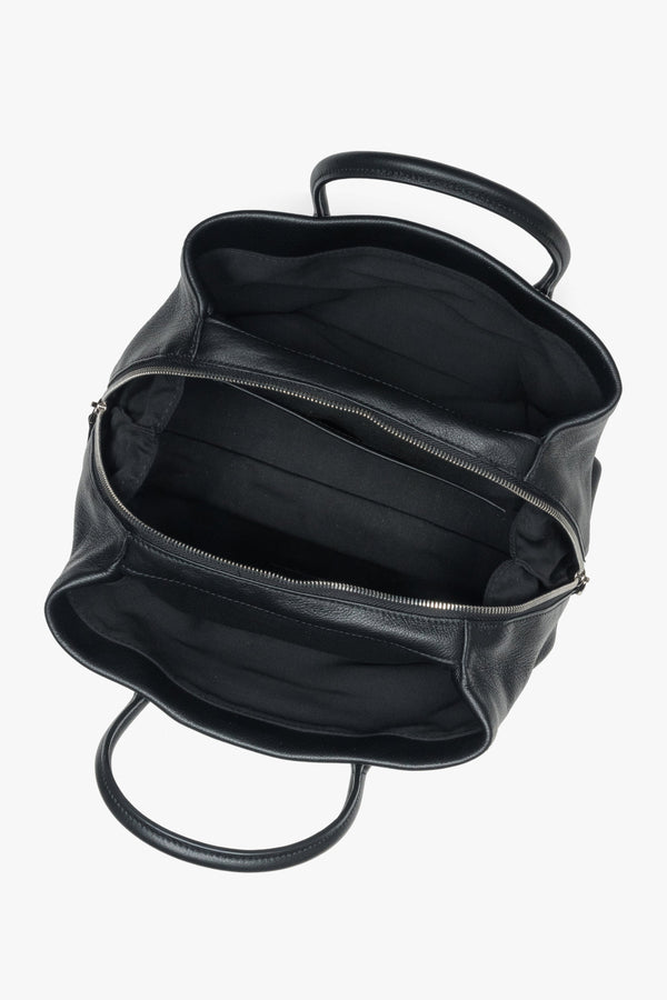 Black handbag Estro made of genuine pebbled leather – interior view.