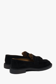 Classic slip-on women’s shoes in black, crafted from exclusive Italian velour.