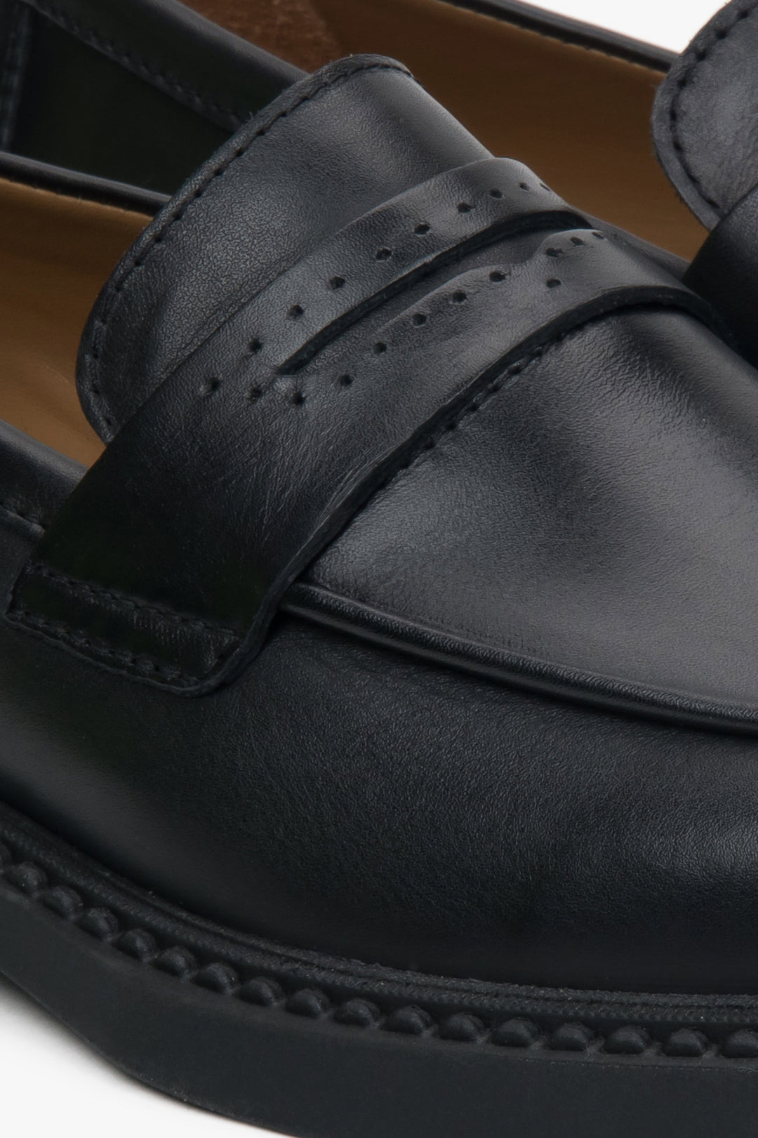 Black Penny loafers made of Italian genuine leather – a classic women's model by Estro.
