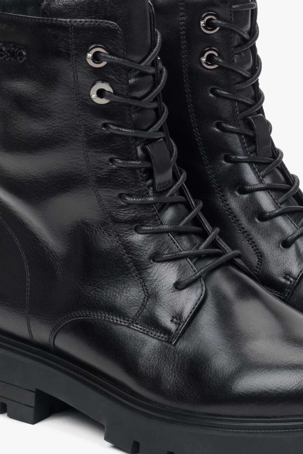 Platform-style women's black ankle boots made of genuine leather Estro.
