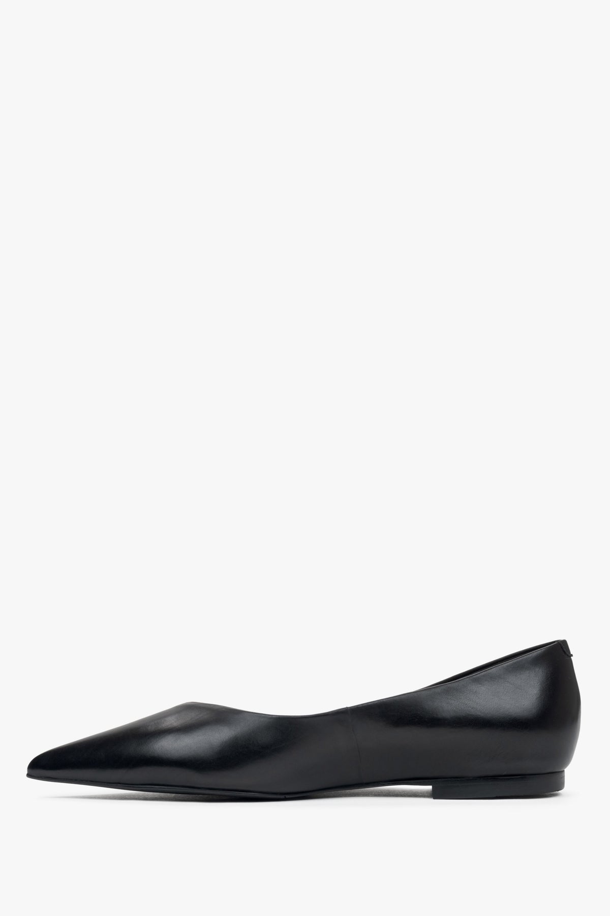 Women's black genuine leather pointed toe ballet flats Estro.