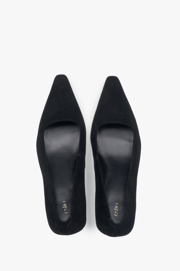 Women’s black pointed toe pumps in soft genuine velour by Estro – top view.