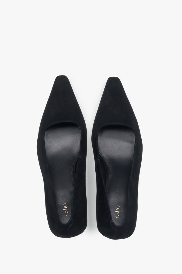 Women’s black pointed toe pumps in soft genuine velour by Estro – top view.