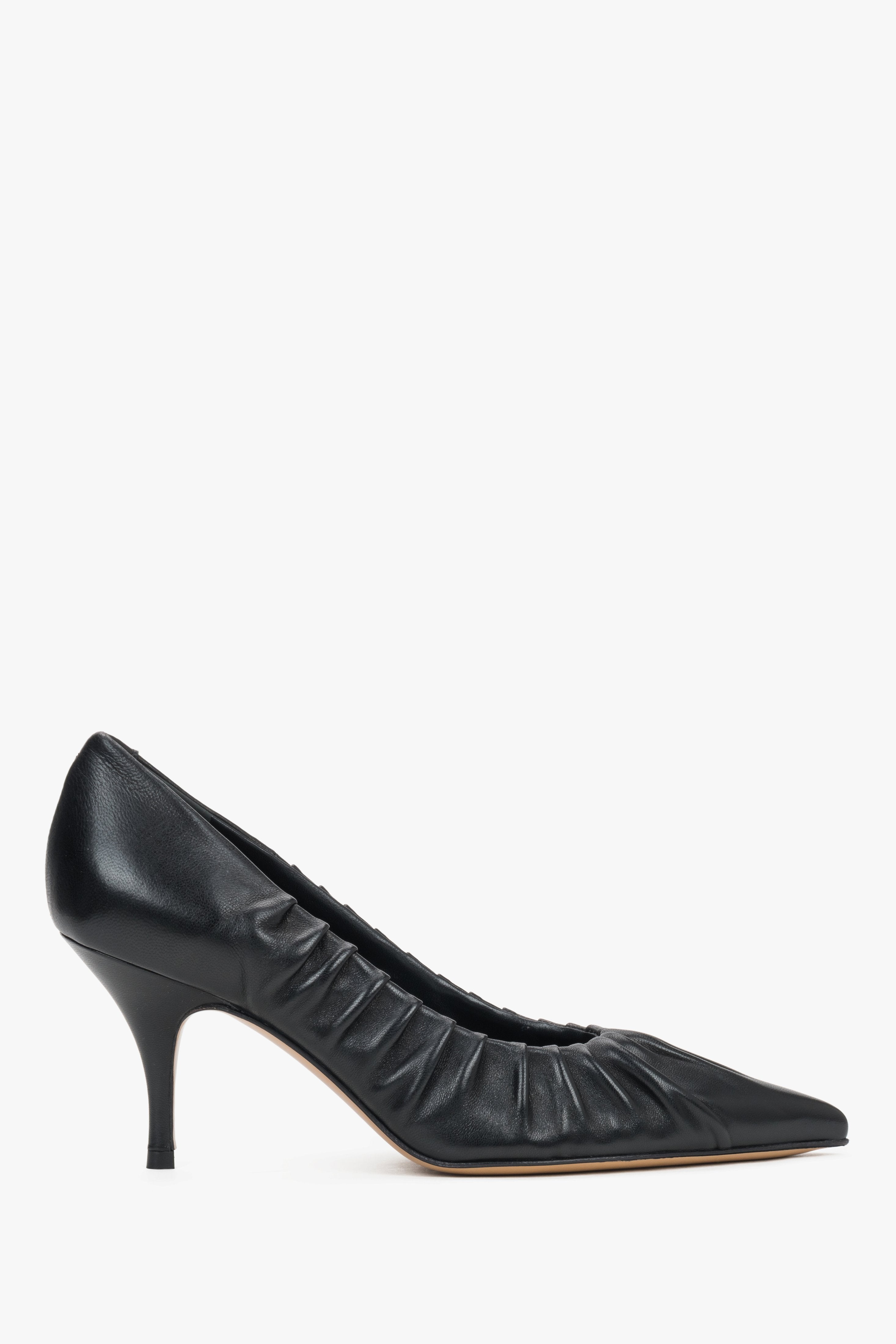 Elegant pointed-toe stilettos in black leather with an 8.5 cm heel, Guglielmo Rotta.