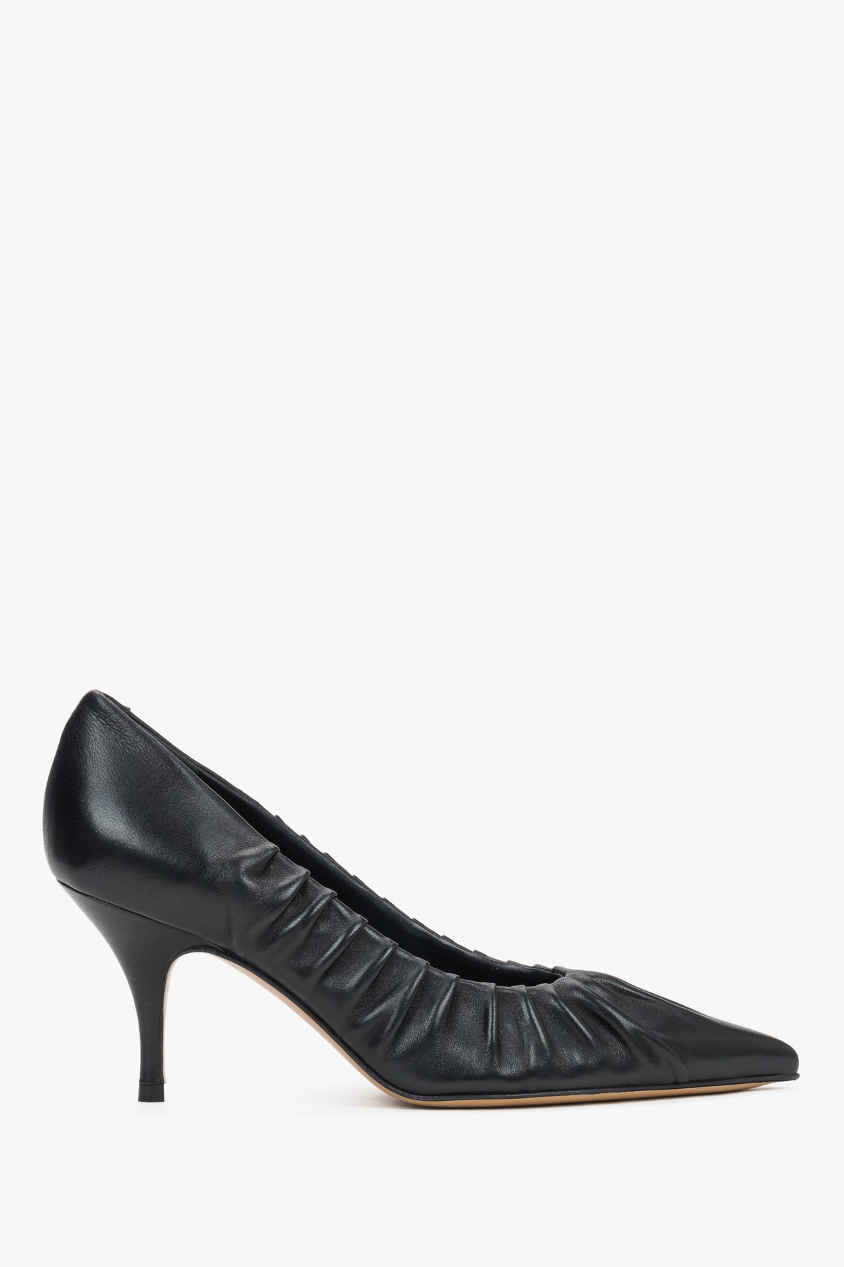Elegant pointed-toe stilettos in black leather with an 8.5 cm heel, Guglielmo Rotta.