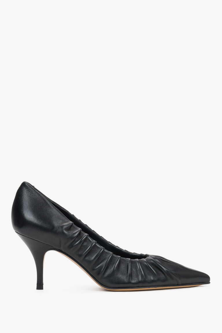 Elegant pointed-toe stilettos in black leather with an 8.5 cm heel, Guglielmo Rotta.