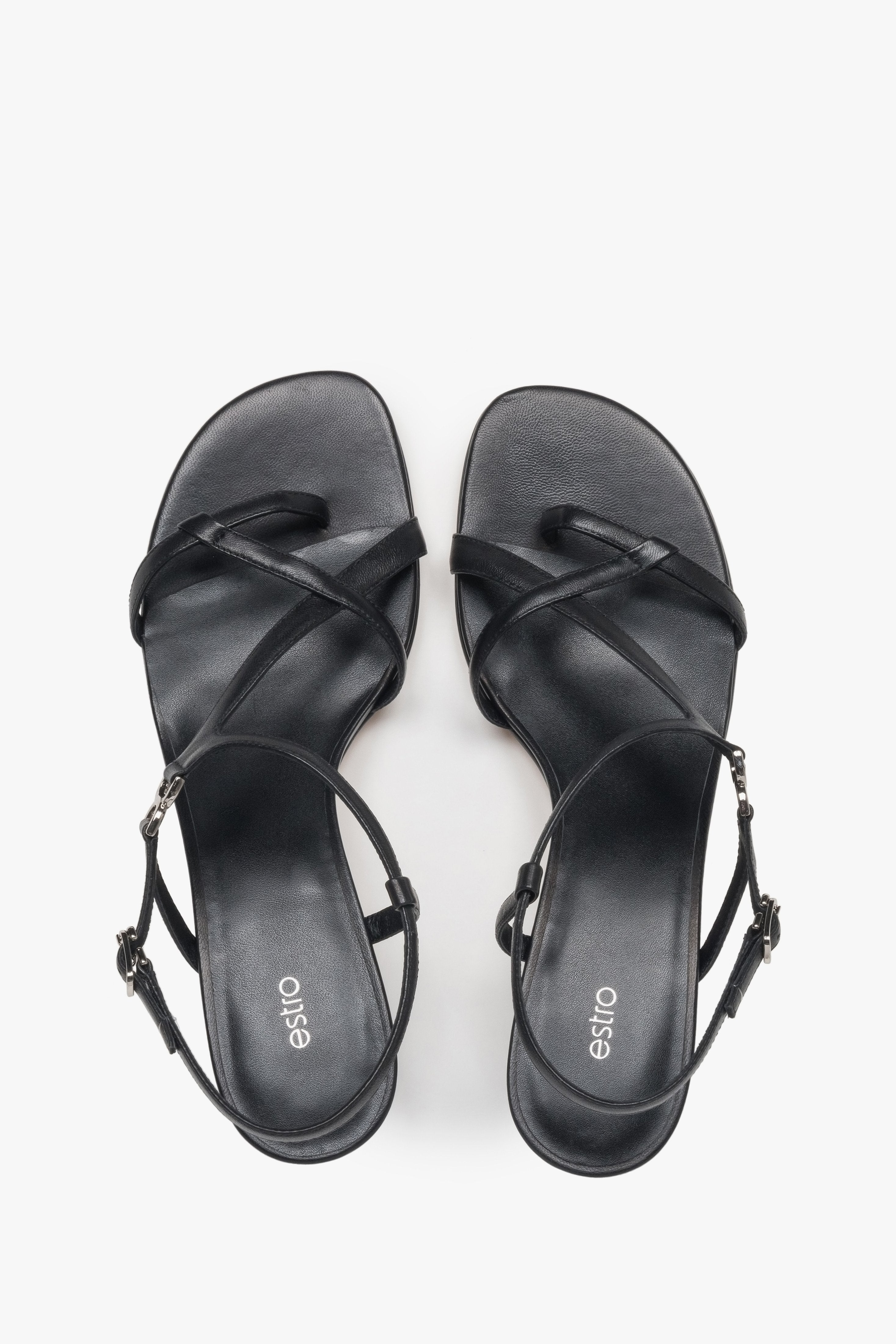 With a funnel heel, black women’s sandals with woven straps Estro.