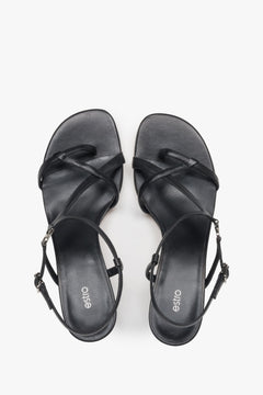 With a funnel heel, black women’s sandals with woven straps Estro.