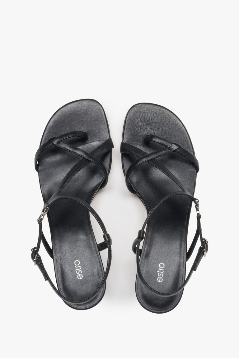 With a funnel heel, black women’s sandals with woven straps Estro.
