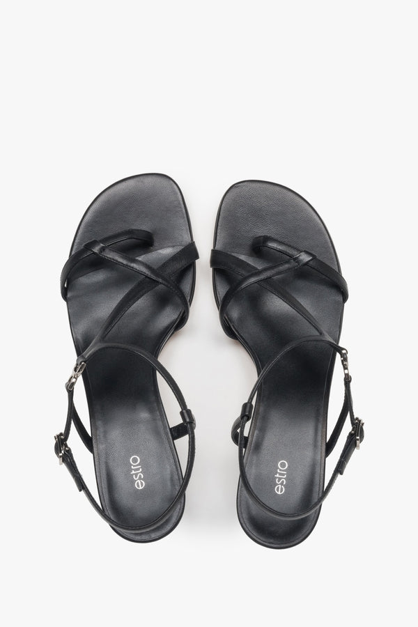 With a funnel heel, black women’s sandals with woven straps Estro.