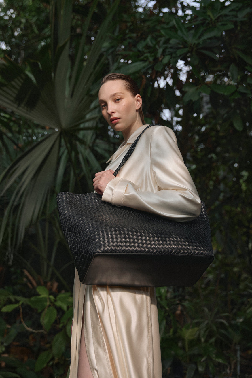Women’s Black Shopper Bag in Woven Genuine Leather Estro ER00118926.