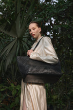 Women’s Black Shopper Bag in Woven Genuine Leather Estro ER00118926.