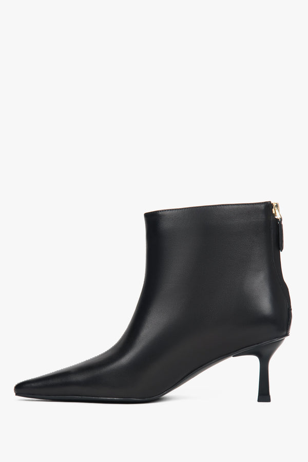 Women’s ankle boots Estro, black, short, made of genuine leather, with a low heel.
