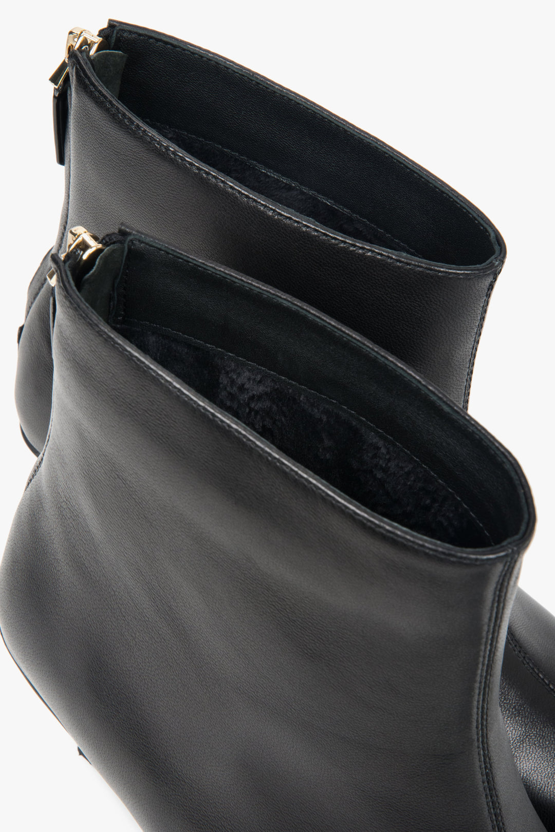 Made of genuine leather, black, short women’s ankle boots with a low heel Estro.