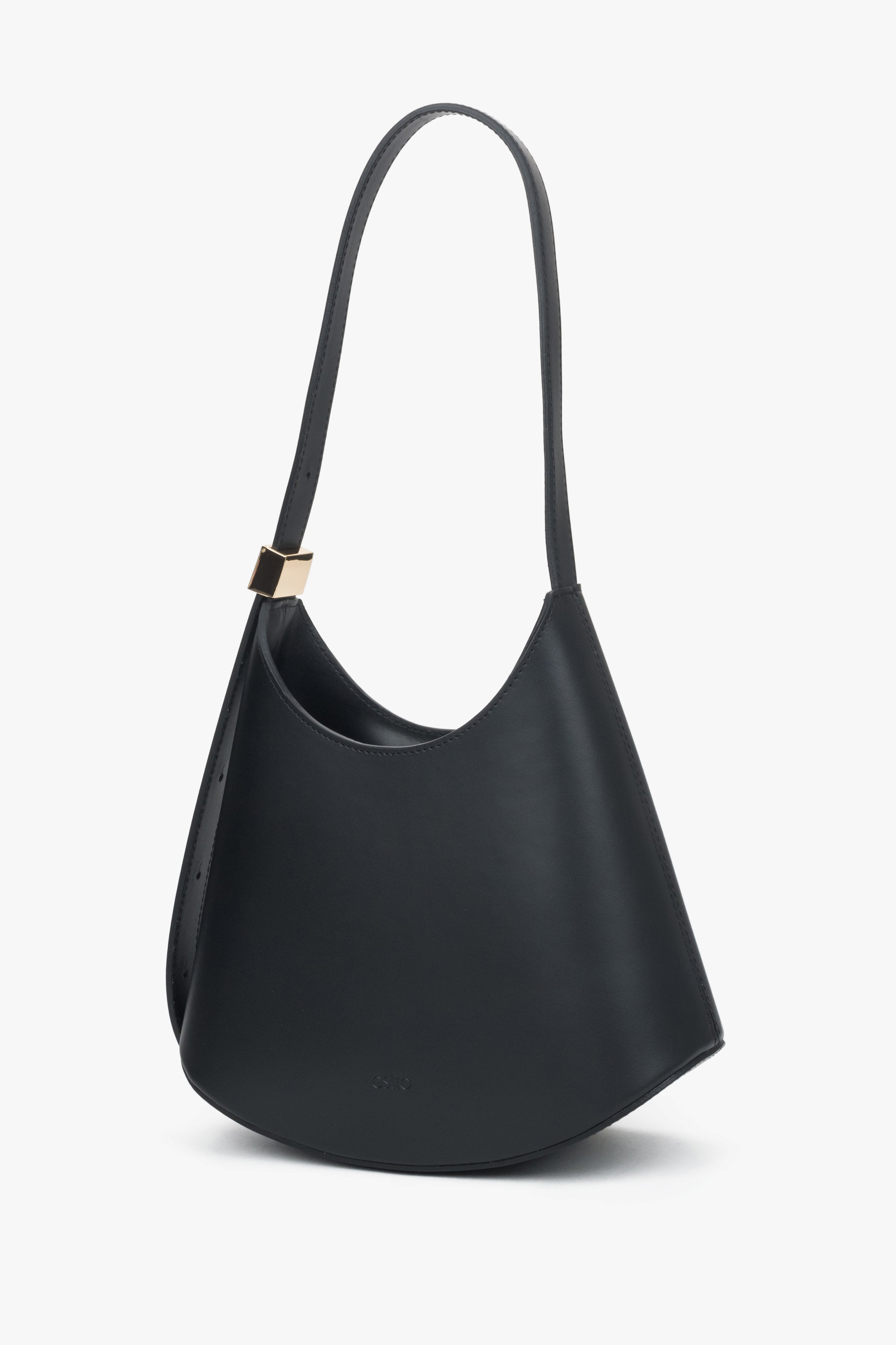 Women's black shoulder bag made of Premium Italian genuine leather by Estro.