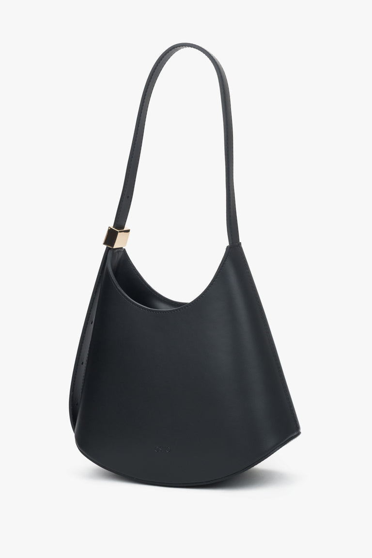 Women's black shoulder bag made of Premium Italian genuine leather by Estro.