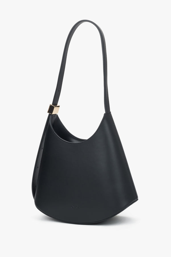 Women's black shoulder bag made of Premium Italian genuine leather by Estro.