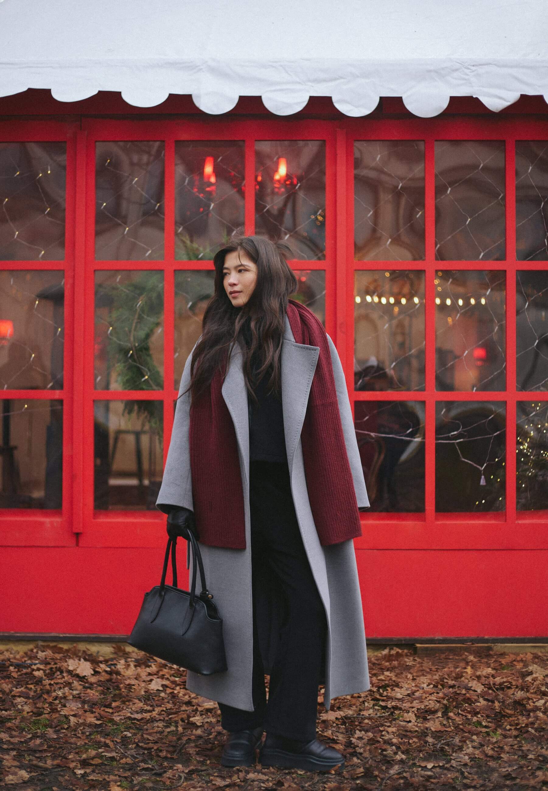 Women's black shoulder bag made of premium Italian natural leather by Estro.