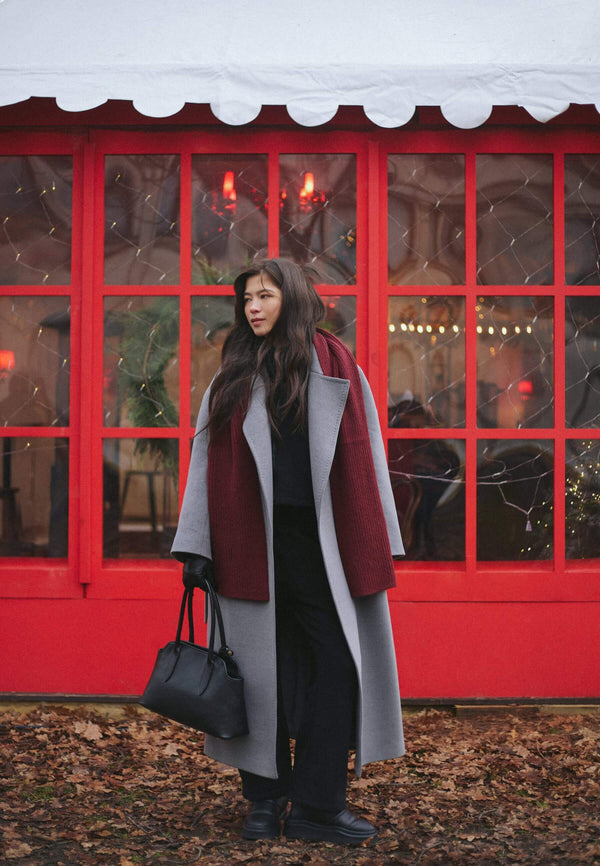 Women's black shoulder bag made of premium Italian natural leather by Estro.