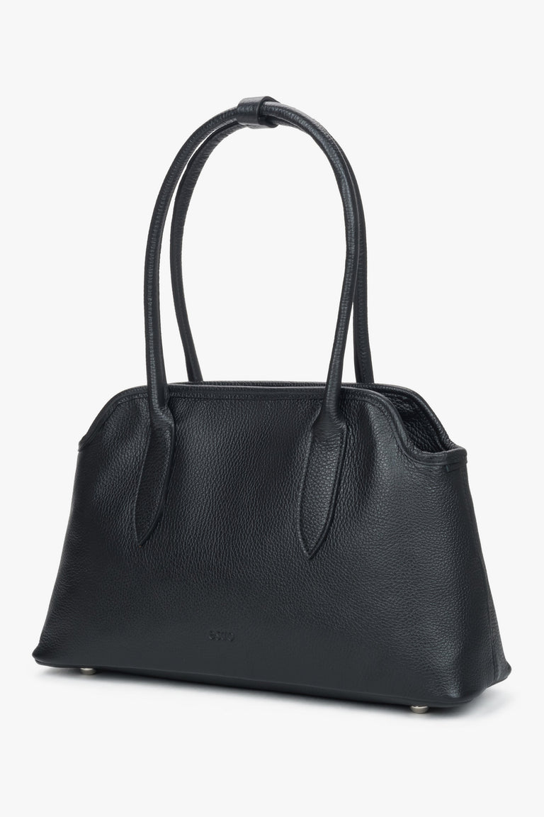 Estro women's black shoulder bag in premium Italian natural leather.