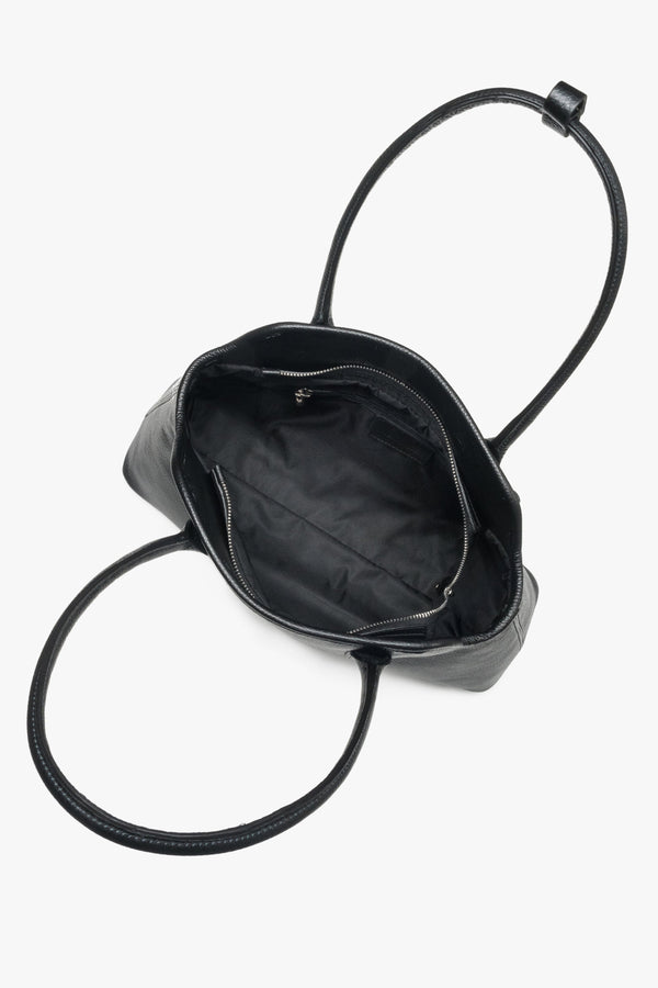 Women's black shoulder bag made of premium Italian natural leather by Estro.