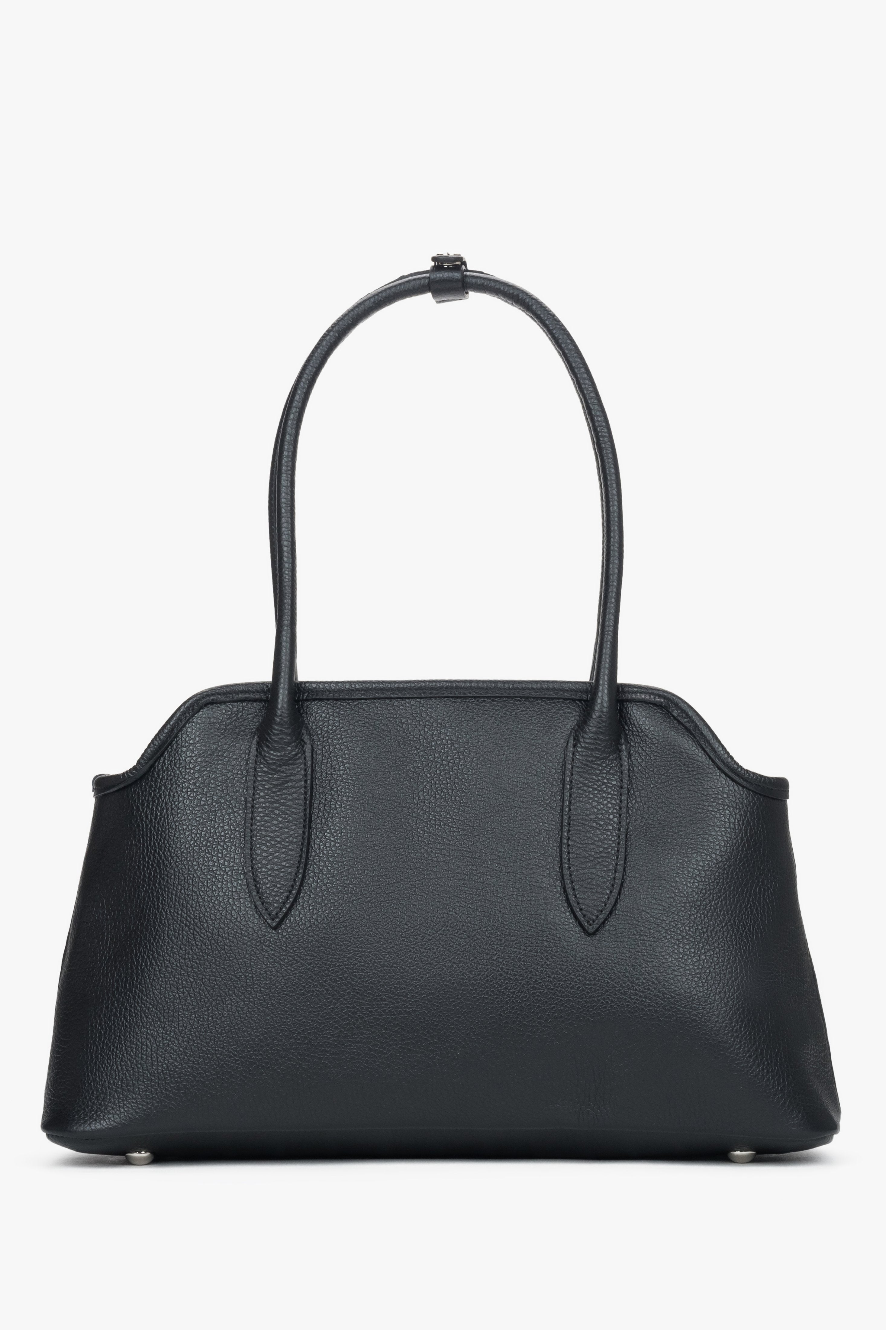 Estro women's black shoulder bag in premium Italian natural leather.