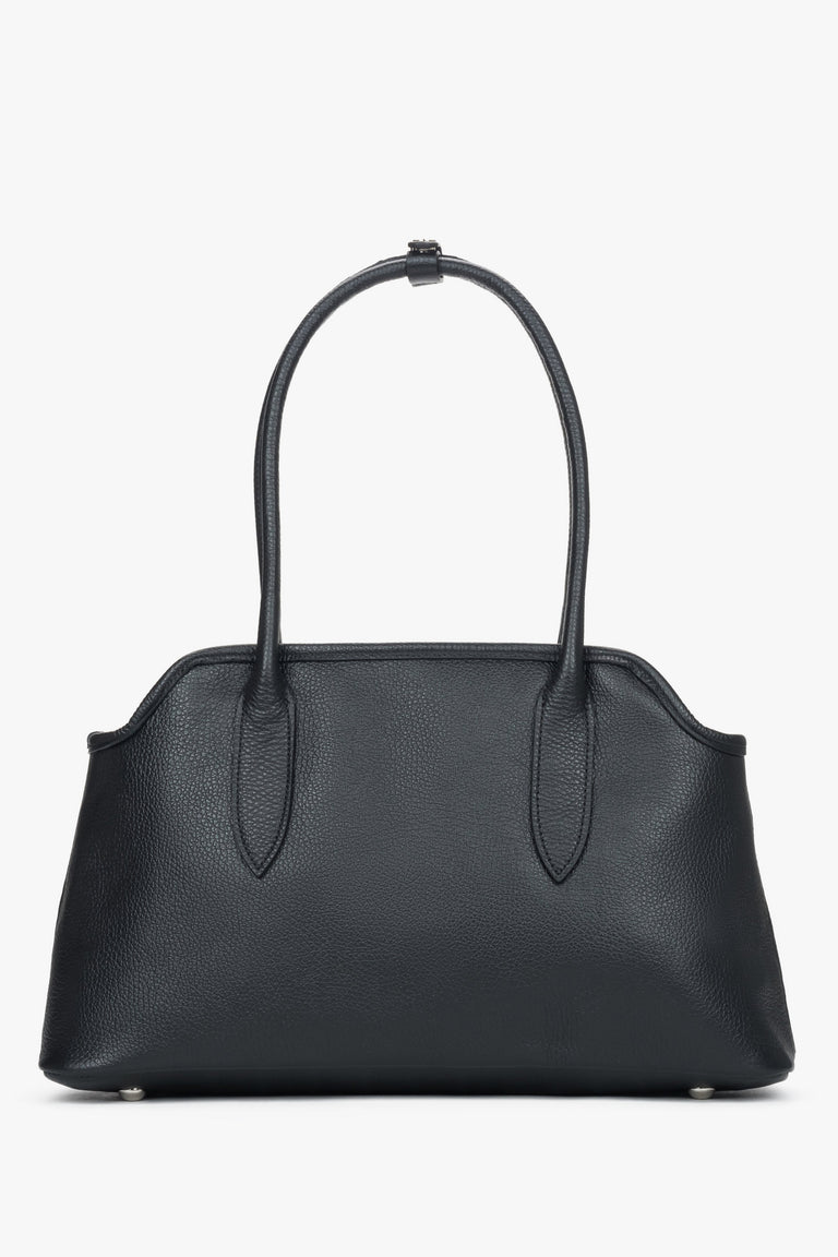 Estro women's black shoulder bag in premium Italian natural leather.