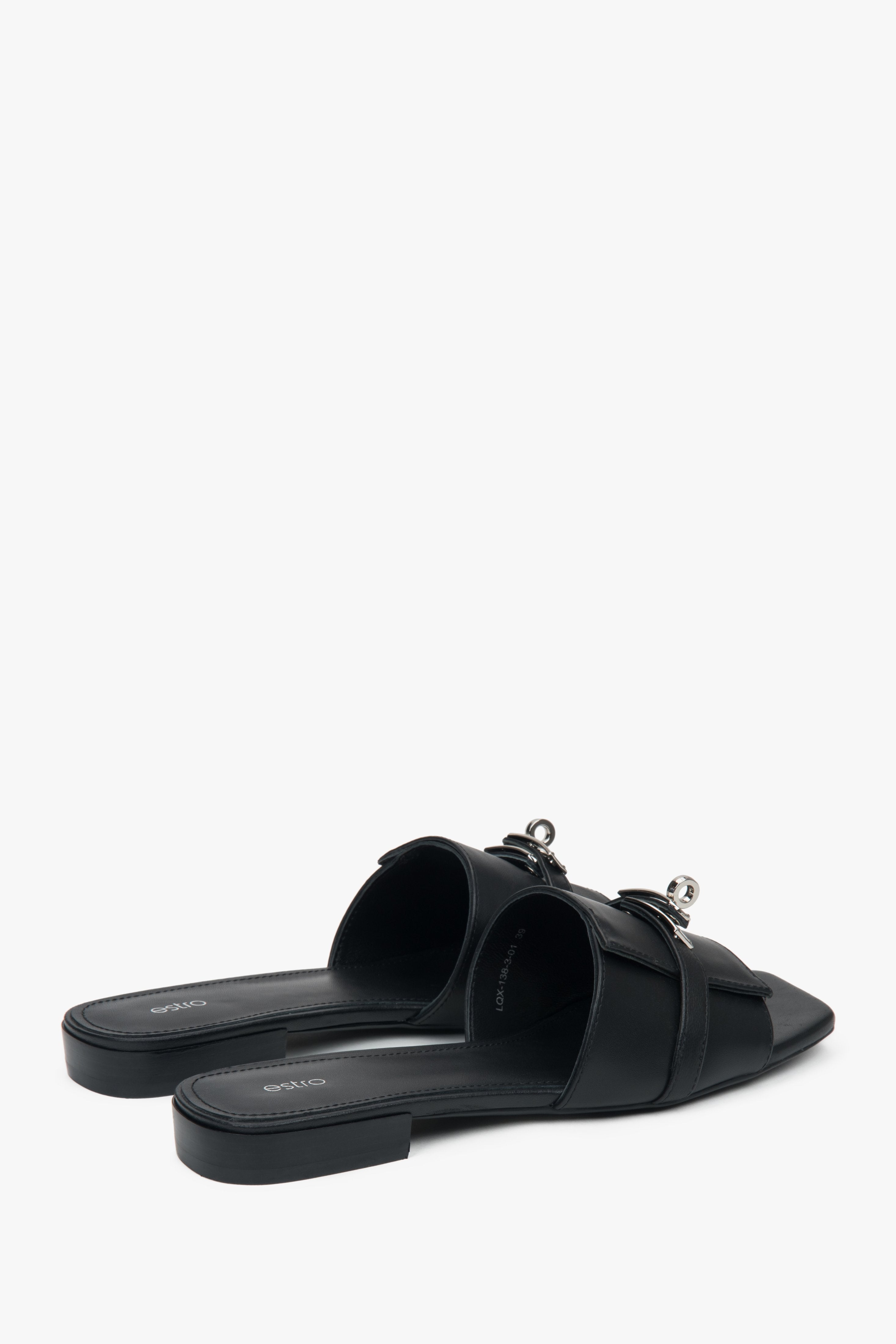 Comfortable black Estro women's slide sandals, decorated with a delicate silver embellishment, ensuring freedom of movement thanks to the flat sole.