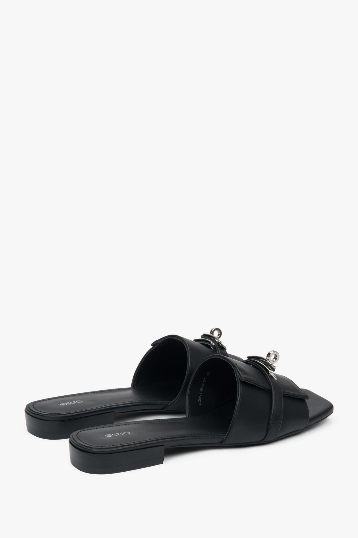 Comfortable black Estro women's slide sandals, decorated with a delicate silver embellishment, ensuring freedom of movement thanks to the flat sole.