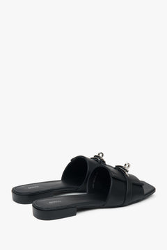 Comfortable black Estro women's slide sandals, decorated with a delicate silver embellishment, ensuring freedom of movement thanks to the flat sole.