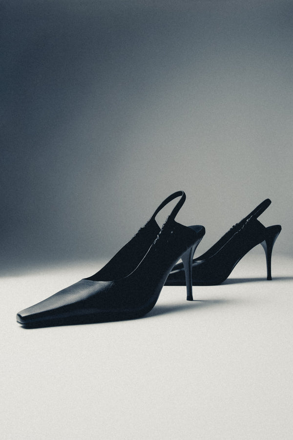 Women’s black peep-back pumps in genuine leather Estro Selection.