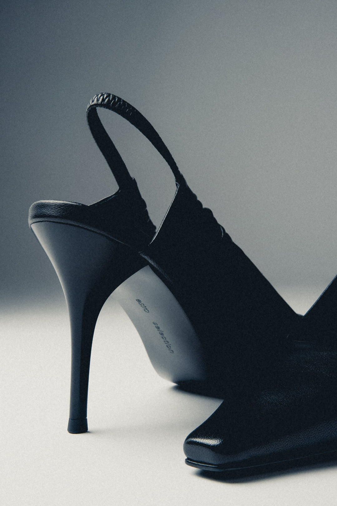 Made of genuine leather, black women’s peep-back pumps Estro Selection.