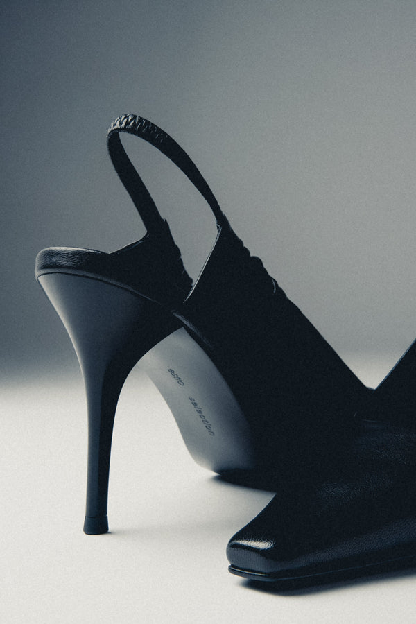 Made of genuine leather, black women’s peep-back pumps Estro Selection.