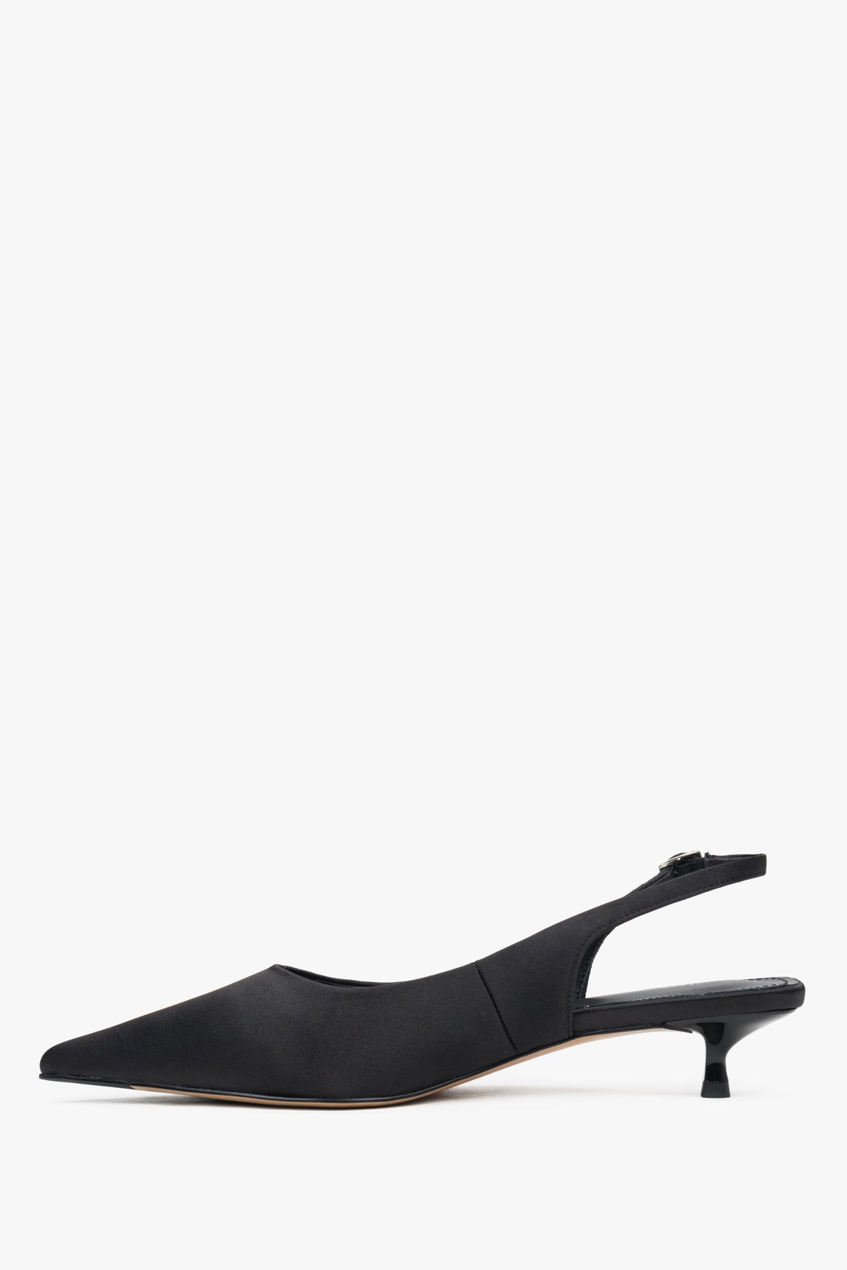 Comfortable black slingback women’s pumps by Estro, made from soft textiles and featuring a low heel.