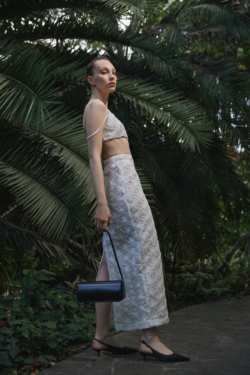 Black slingback women’s pumps with a low heel, made from soft textiles by Estro.