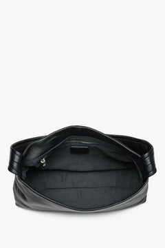 Women's black smooth leather shoulder bag Estro - close-up view highlighting the refined leather texture, precise stitching, and elegant hardware.