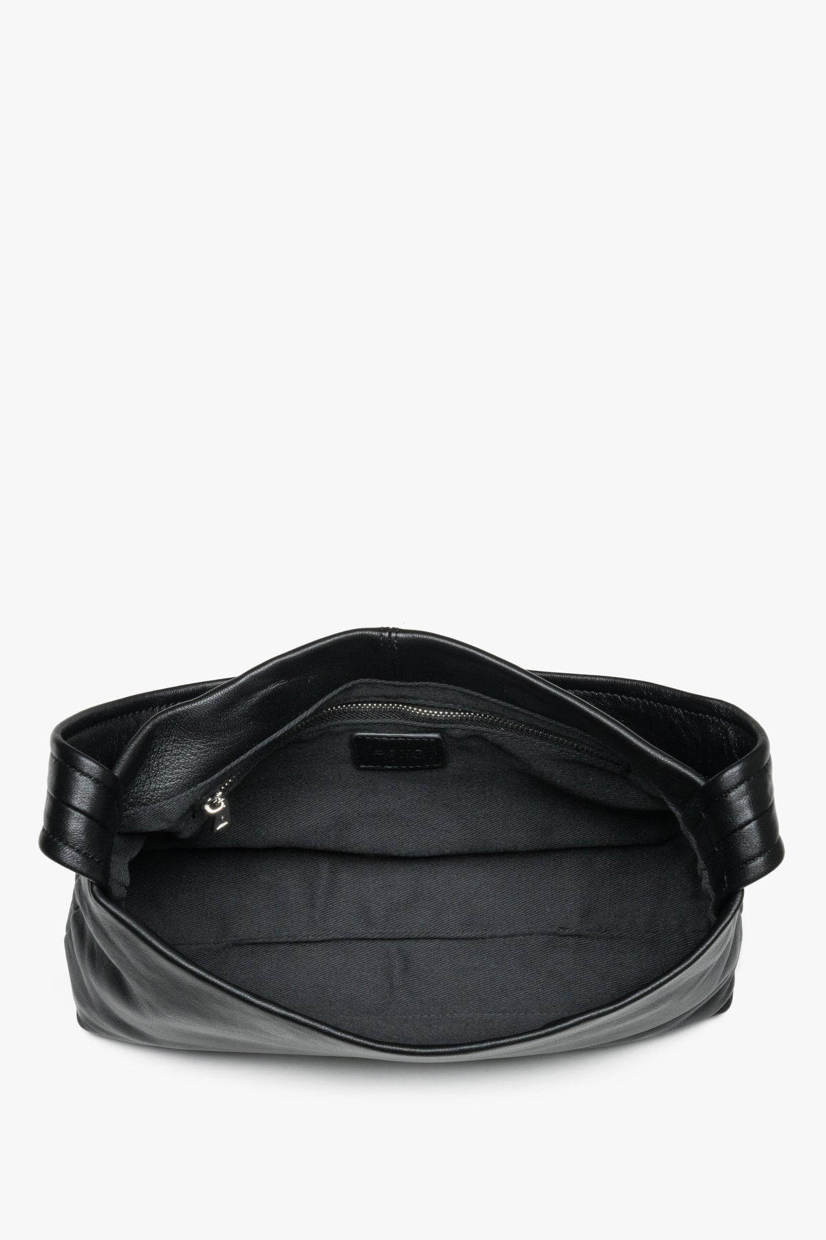 Women's black smooth leather shoulder bag Estro - close-up view highlighting the refined leather texture, precise stitching, and elegant hardware.