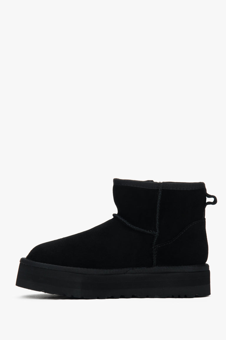 Warm and stylish women's snow boots made of black velour with a fur-lined interior.