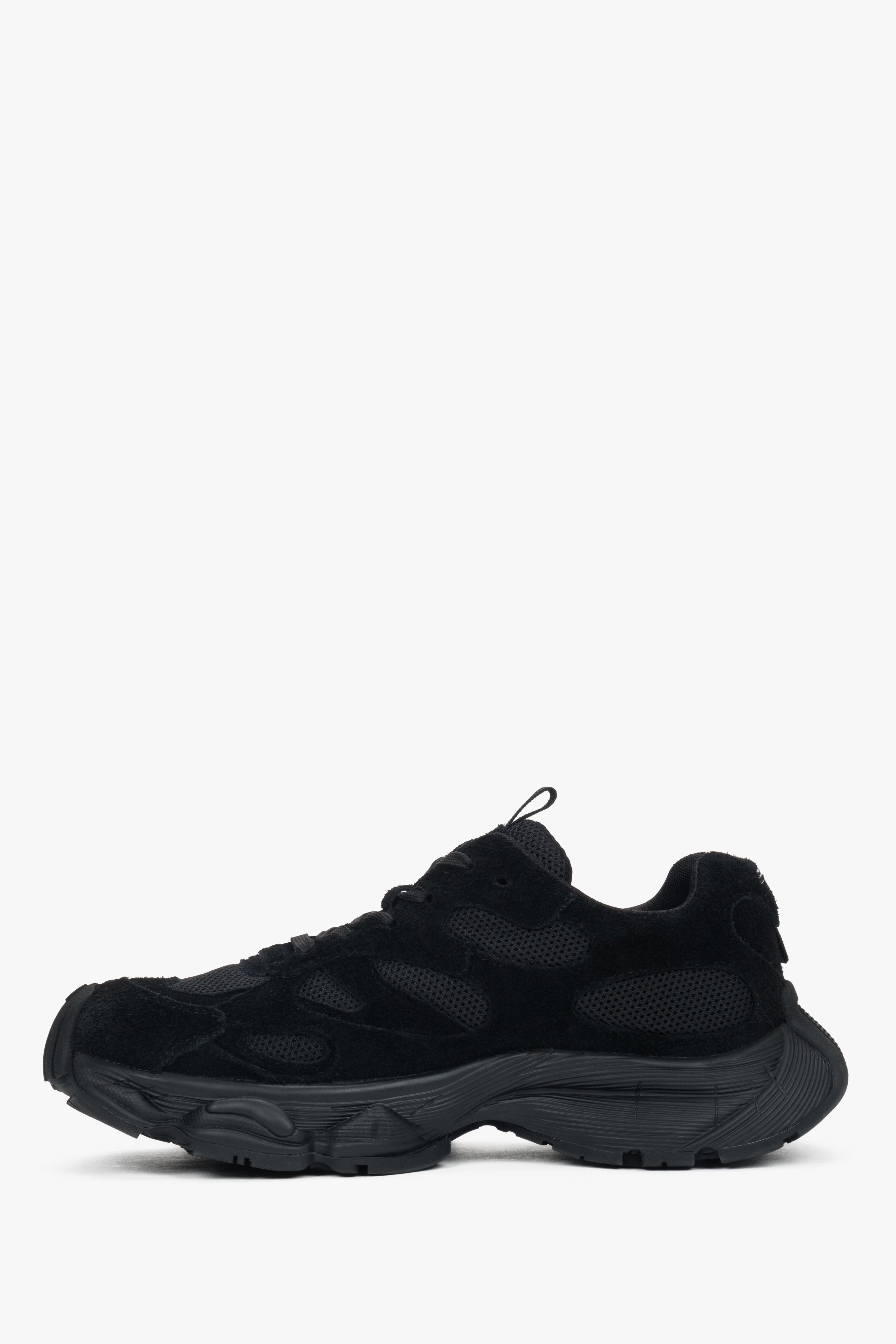 Women's premium black velour sneakers by Estro – an elegant angled shot highlighting the modern, sporty silhouette.