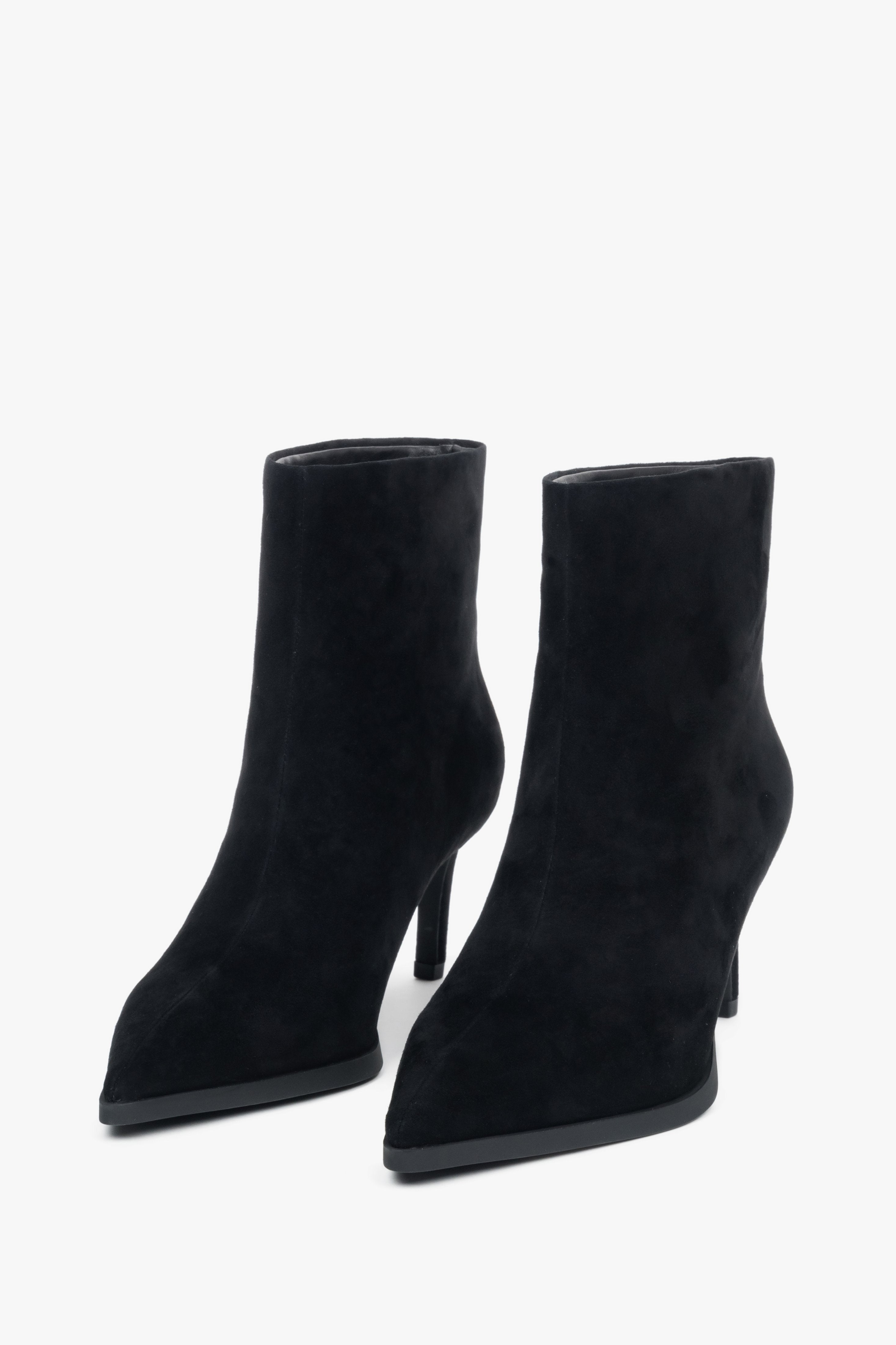 Women’s short, black ankle boots with a stiletto heel made of genuine velour Estro.