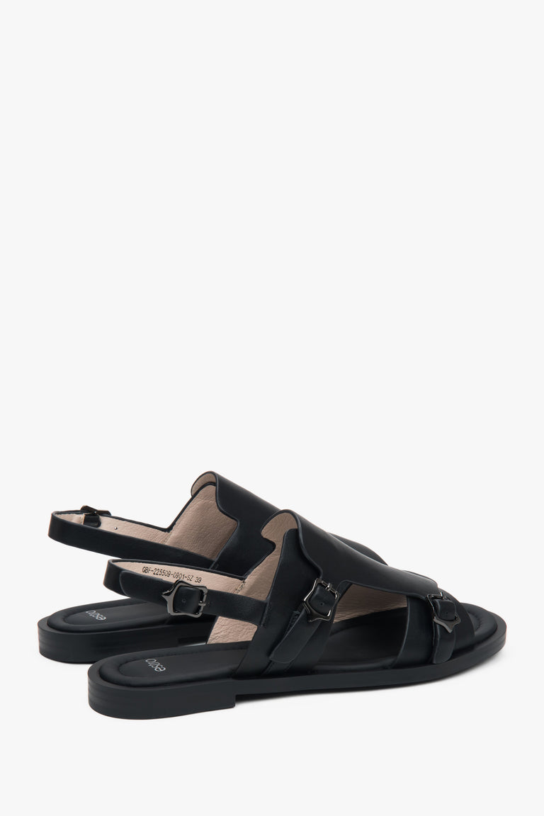 Made of natural leather, black closed-toe women’s sandals on a flat sole by Estro.