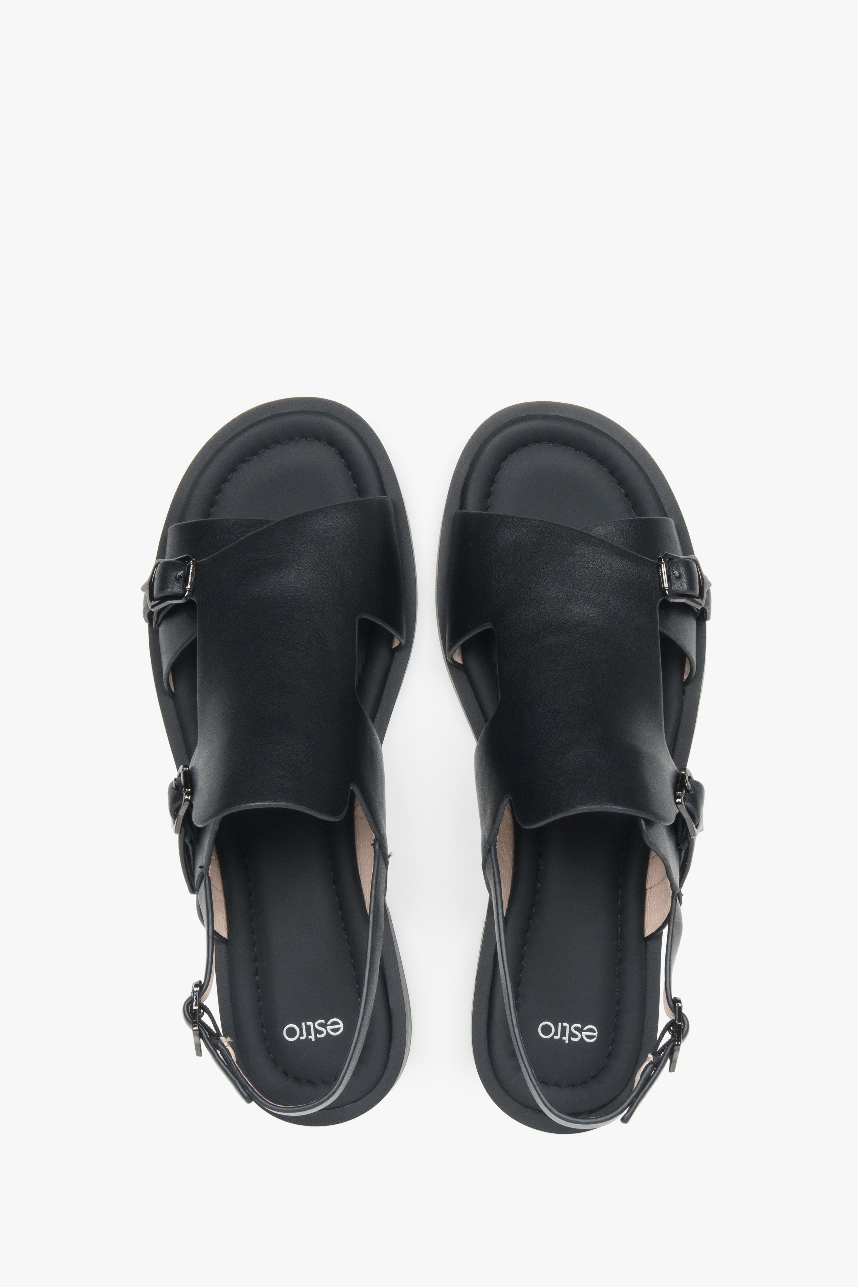 Black closed-toe women’s sandals by Estro, flat sole, made of natural leather.