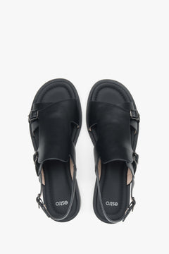 Black closed-toe women’s sandals by Estro, flat sole, made of natural leather.