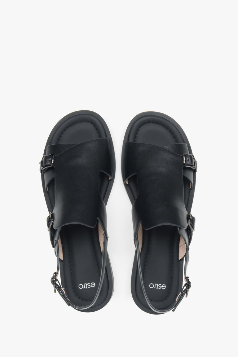 Black closed-toe women’s sandals by Estro, flat sole, made of natural leather.