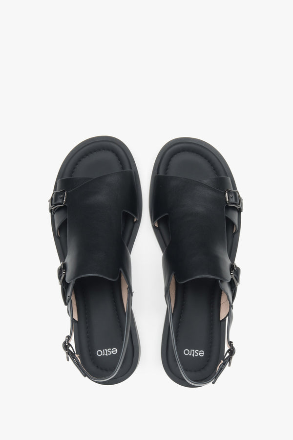 Black closed-toe women’s sandals by Estro, flat sole, made of natural leather.