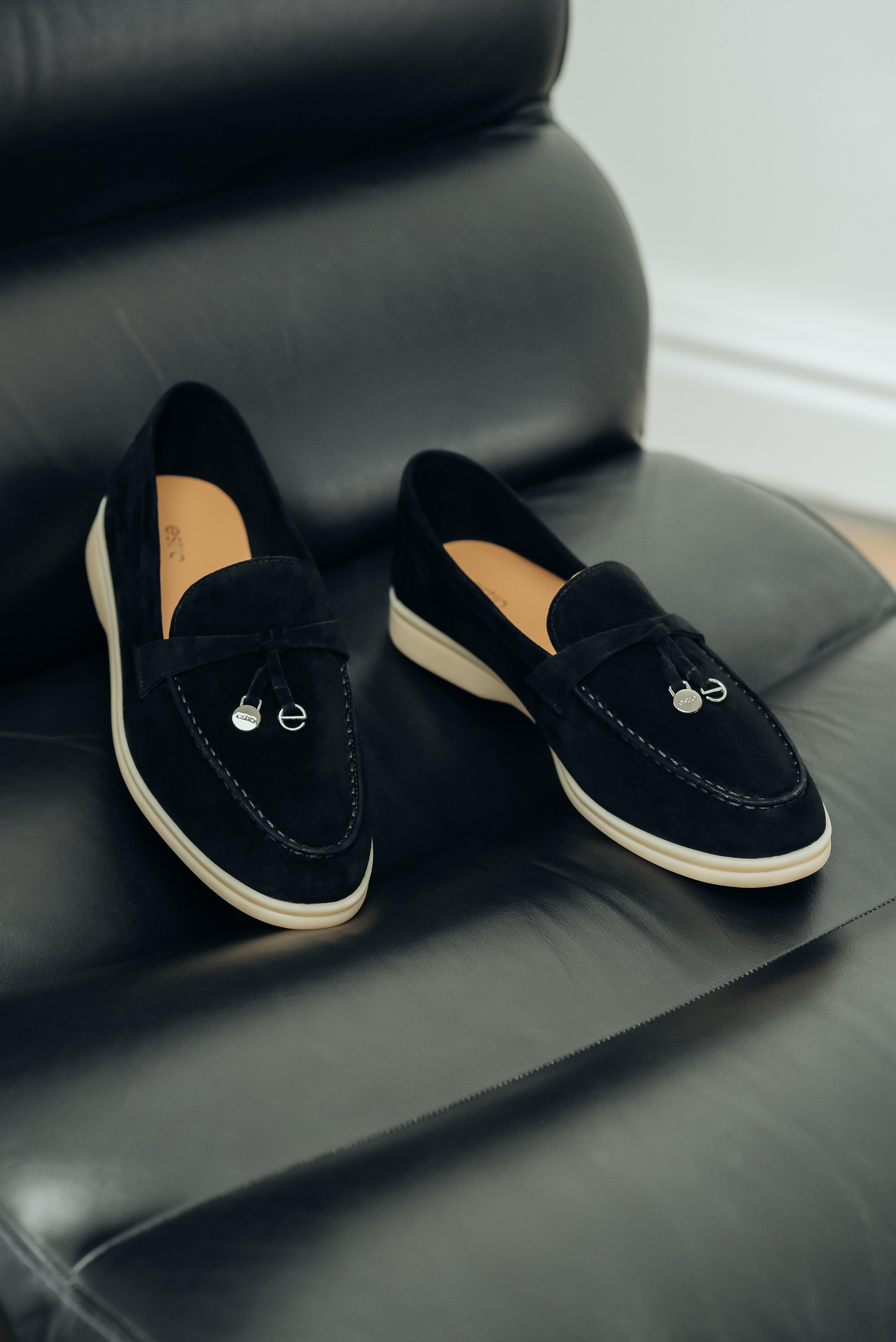Women's Black Tassel Loafers made of Velour Estro ER00115750.