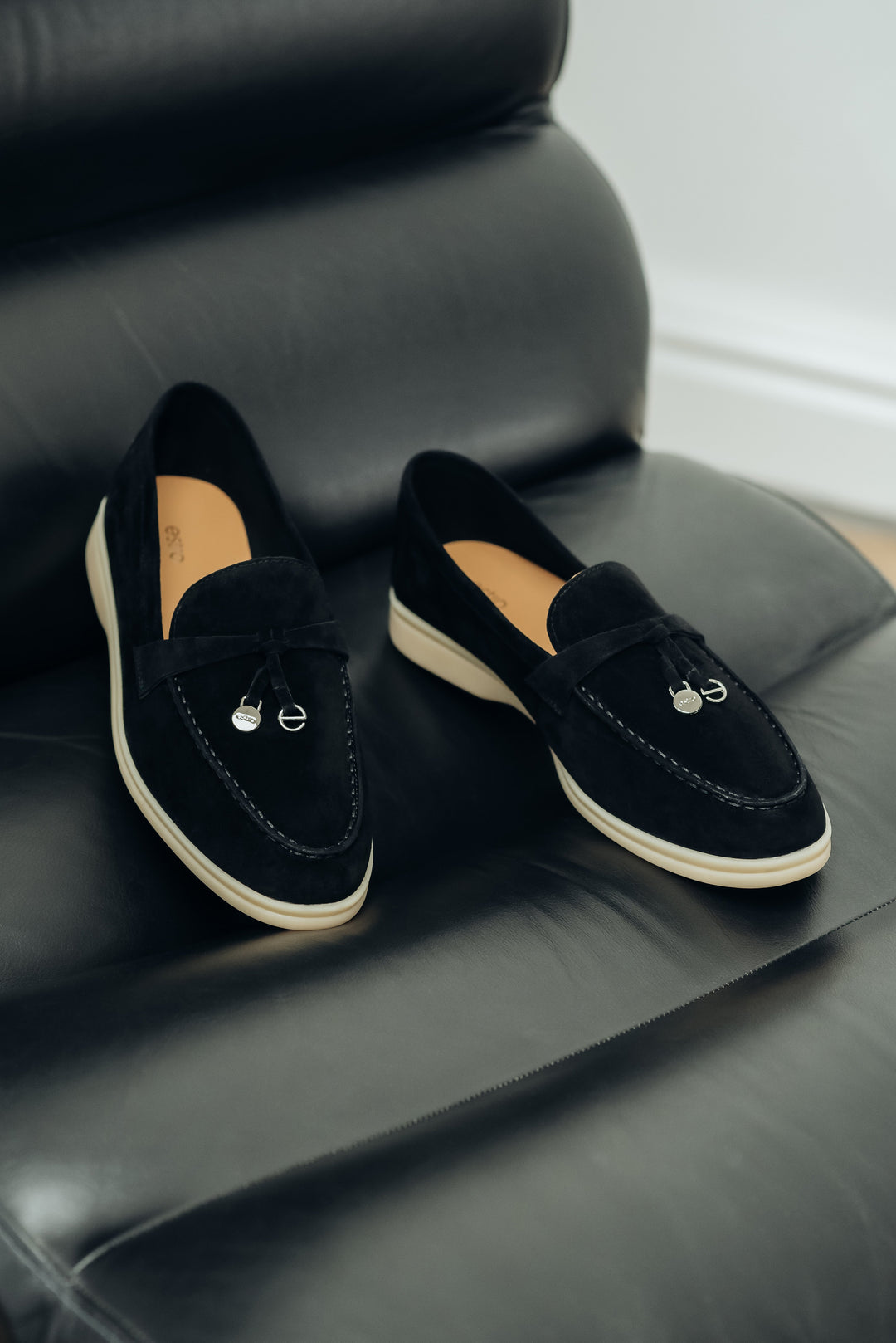 Women's Black Tassel Loafers made of Velour Estro ER00115750.