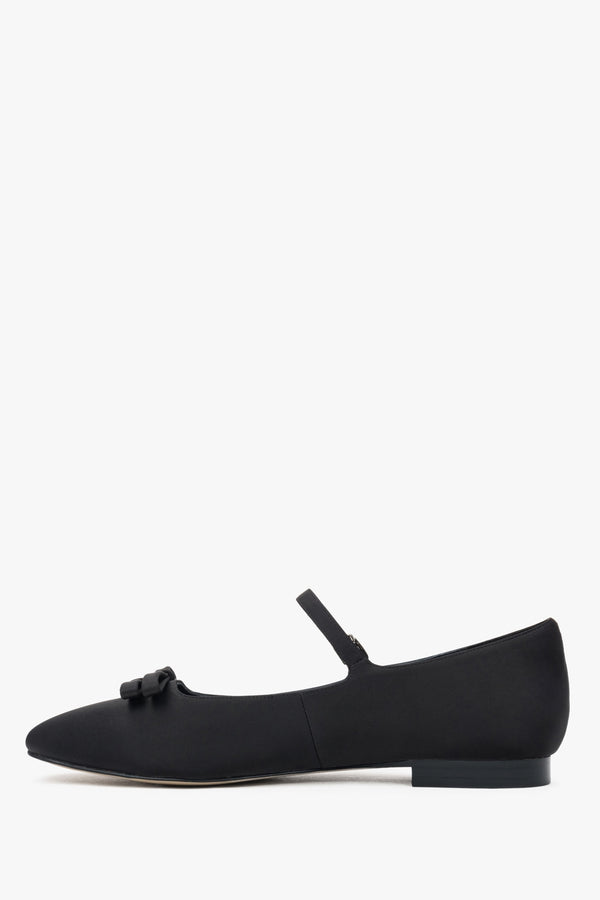 Women's ballet flats in black textile with buckle.