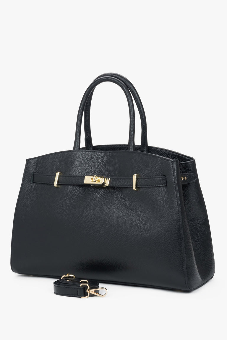 Made of Premium Italian genuine leather, an elegant black tote bag by Estro.