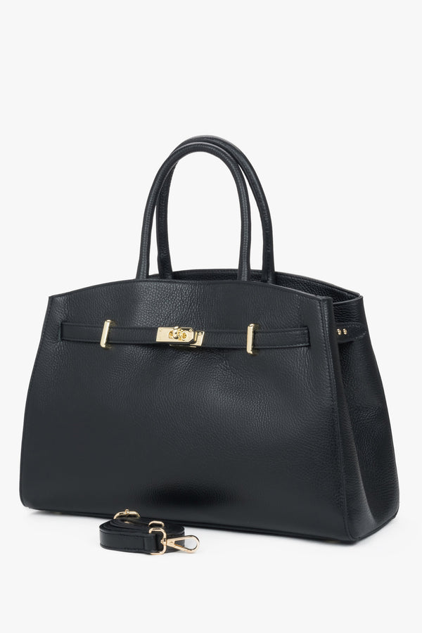 Made of Premium Italian genuine leather, an elegant black tote bag by Estro.